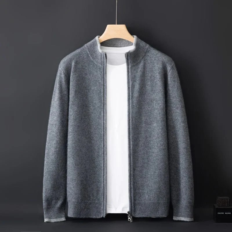 Modern herrkofta med full dragkedja. Stickad cardigan som passar både vår och höst.