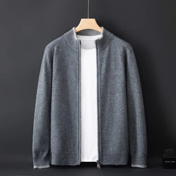 Modern herrkofta med full dragkedja. Stickad cardigan som passar både vår och höst.