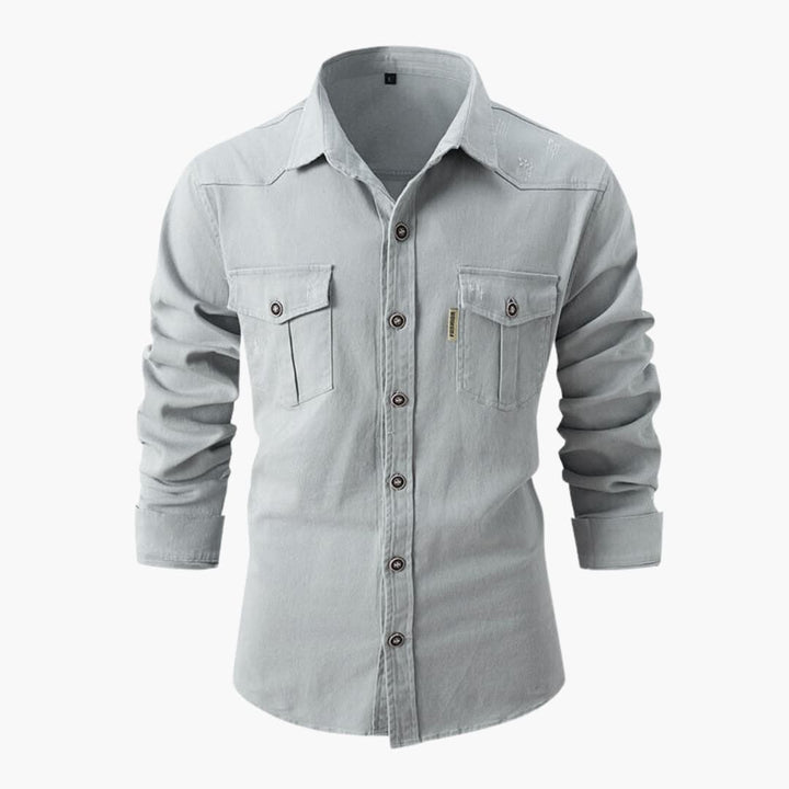 Stilren herrskjorta med bröstfickor och knappslå. Långärmad vardagsskjorta för casual eller smart casual.