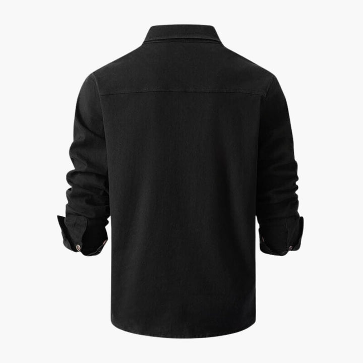Modern vardagsskjorta för män. Har knappslå och två bröstfickor. Passar herrmode.
