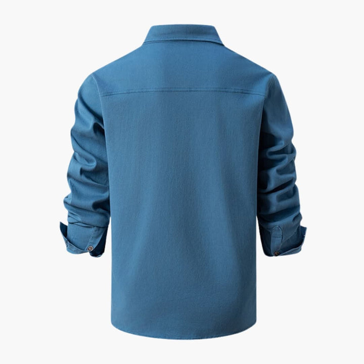 Herrskjorta, stilren och bekväm. Långa ärmar, bröstfickor och knappslå. För höst- och vårmode.