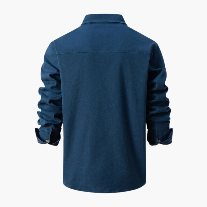 Herr i snygg vardagsskjorta med bröstfickor, knappslå och långa ärmar. Casual look.