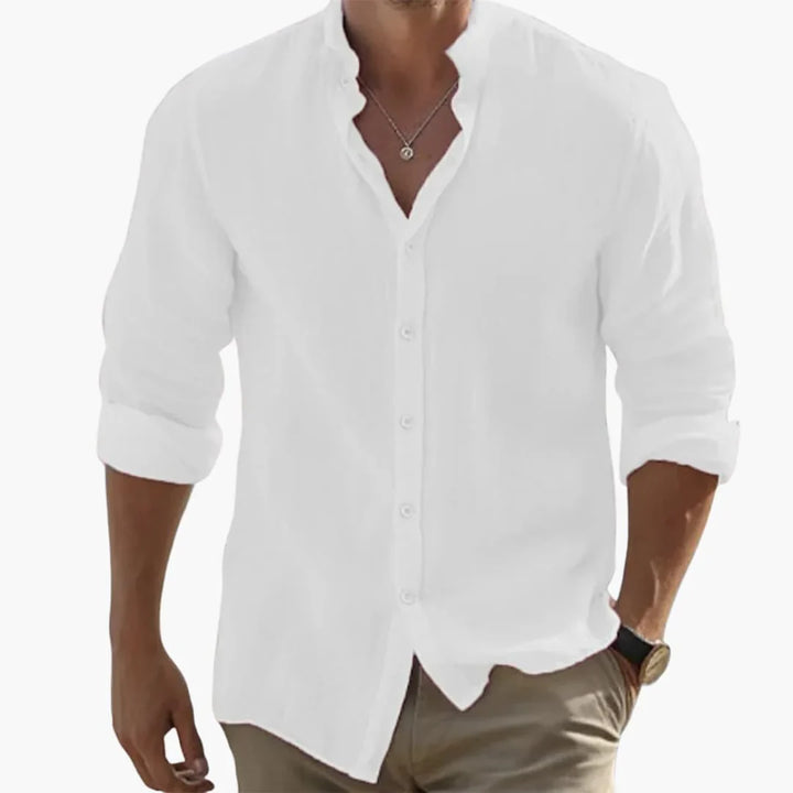 Enfärgad herrskjorta med stilren ståkrage och långa ärmar. Elegant slim fit för en sofistikerad herrgarderob.