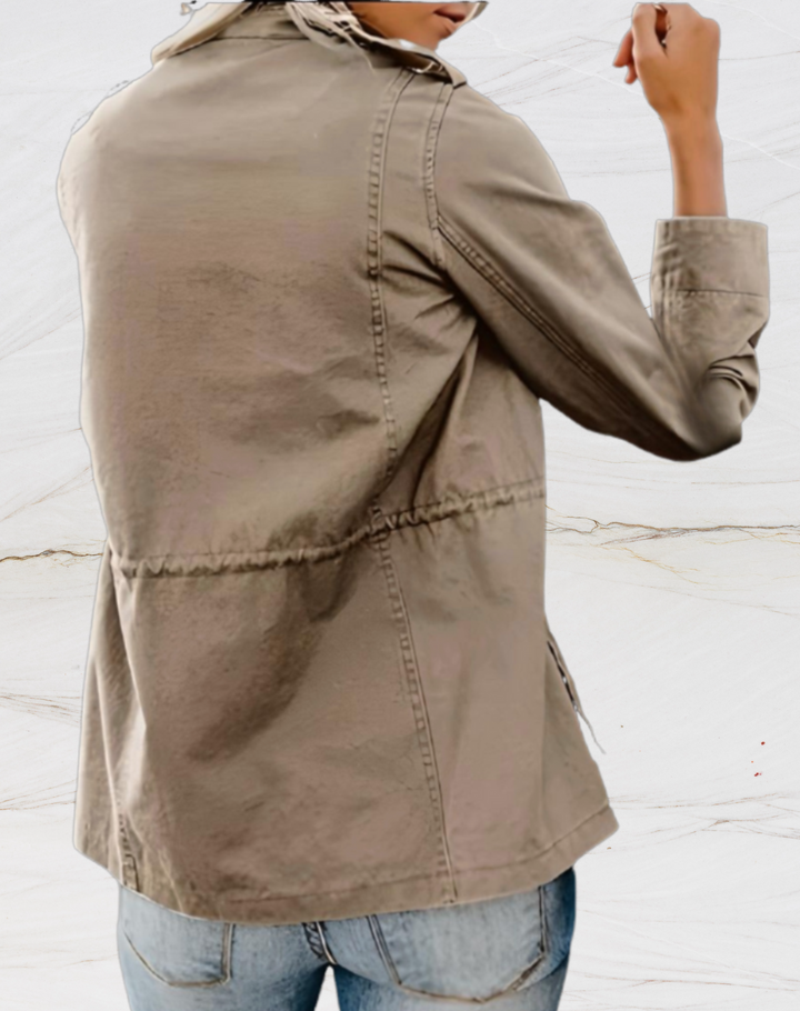 Figursydd khaki trenchcoat, dam vårjacka i elegant design. Funktionell och stilren för vardag och fest.