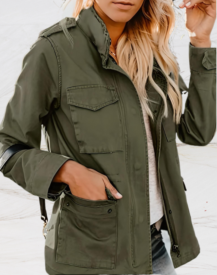 Praktisk dam trenchcoat, stilren vårjacka i grön nyans. Perfekt sommarjacka för en chic look.