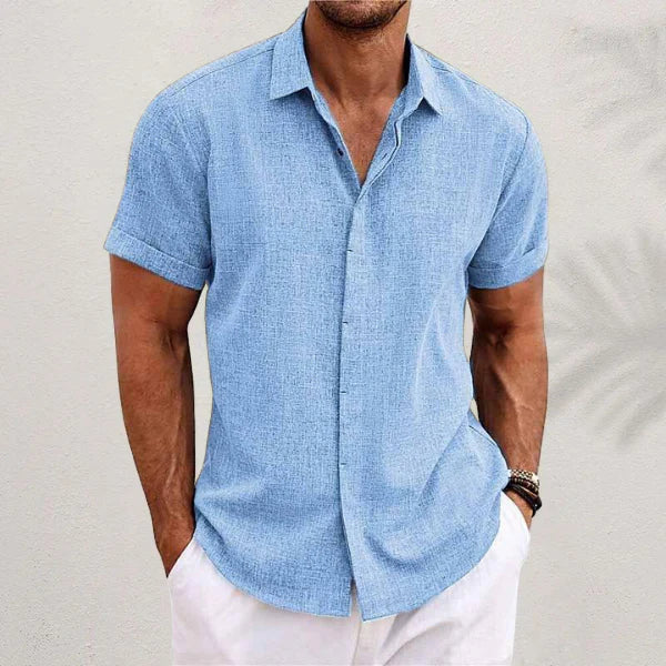 Casual och stilren kortärmad sommarskjorta för herr. Idealisk för fritid och avslappnade sommaroutfits.