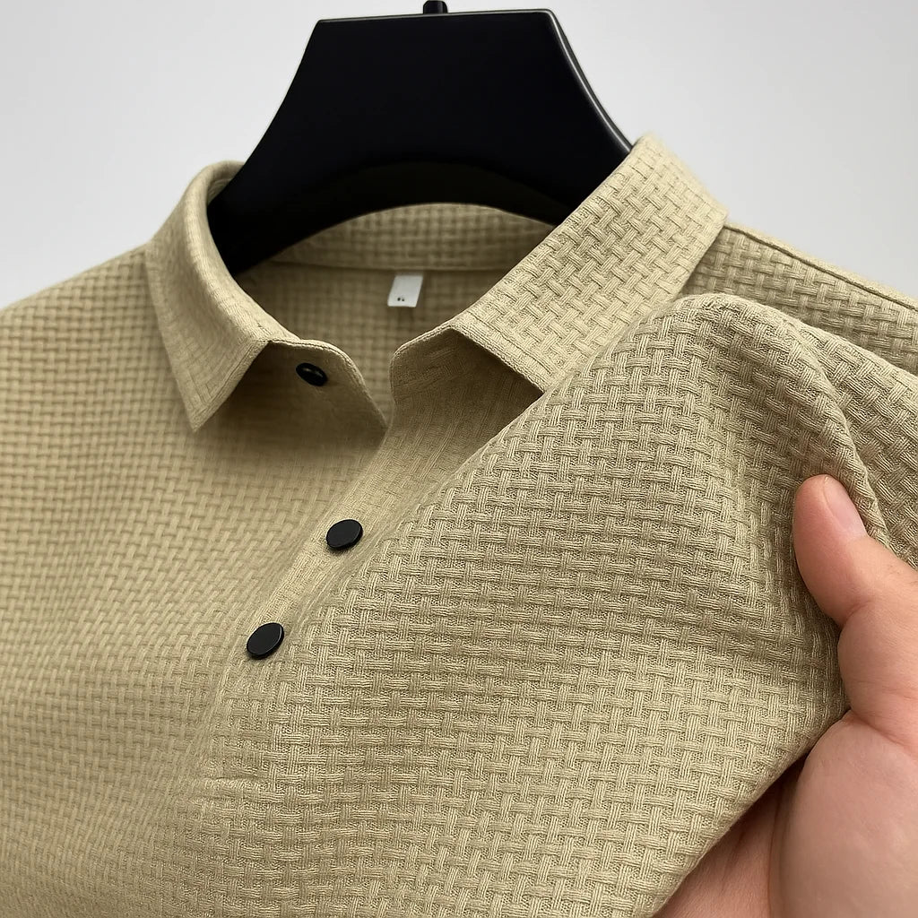 Modern kortärmad pikétröja för herrar. Stilren design som passar både jeans och chinos.