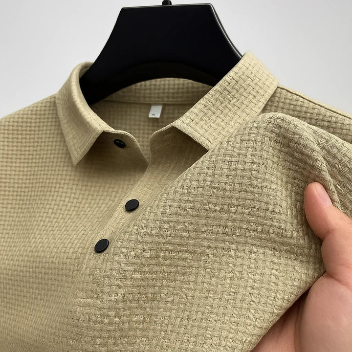 Modern kortärmad pikétröja för herrar. Stilren design som passar både jeans och chinos.