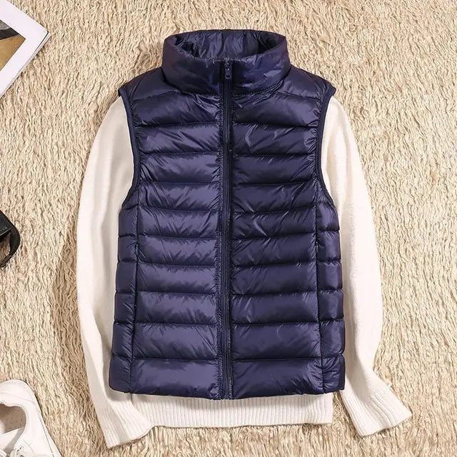 Enkel och stilren damväst, det ultimata valet för en minimalistisk look i vår och höst.