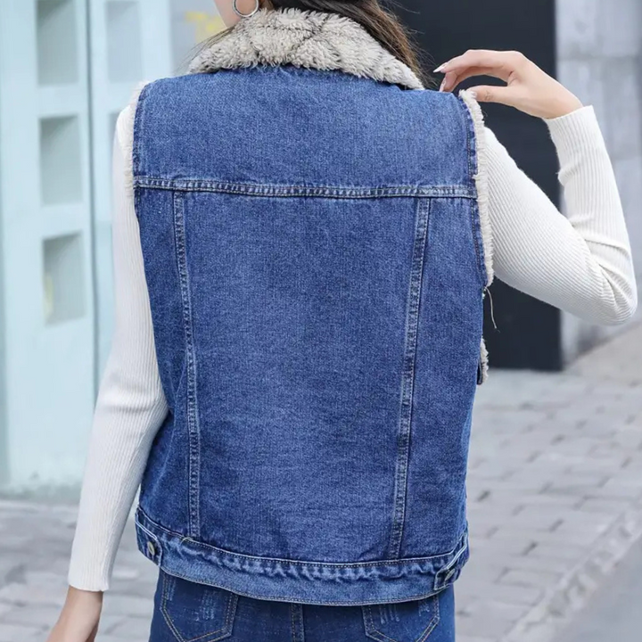 Dam klädd i modern blå denimväst, stilren look för vardagsbruk. Populärt höstmode.