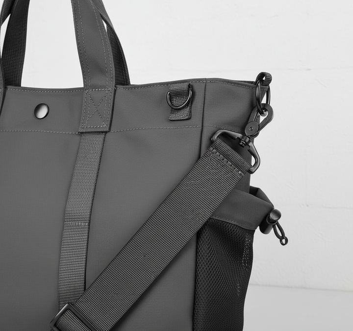 Robust skyddande laptopväska CarryComp med slitstarkt material, optimal för säker transport av din dator.