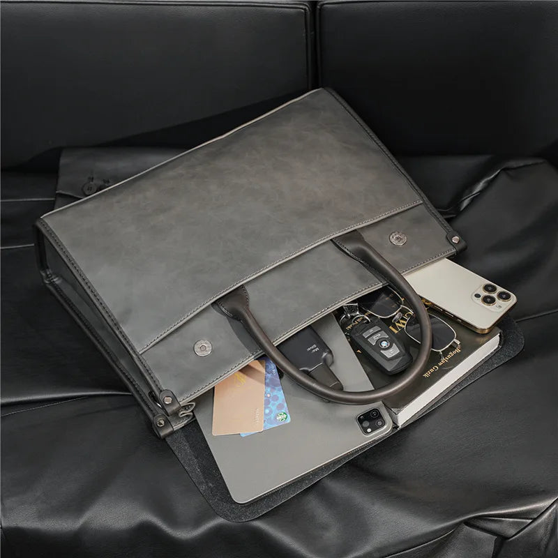 Elegant retro aktväska i läder, sidovy visar den smala designen för dokument och laptop.