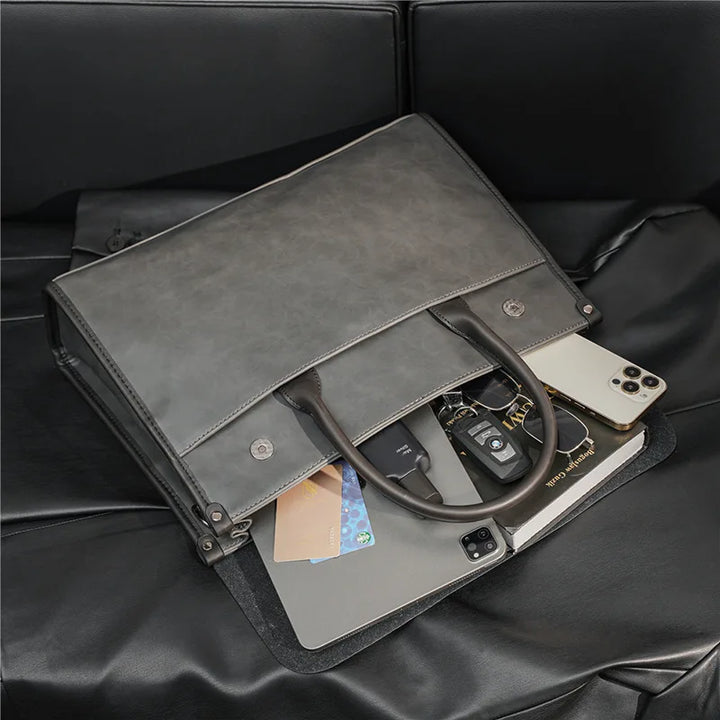 Elegant retro aktväska i läder, sidovy visar den smala designen för dokument och laptop.