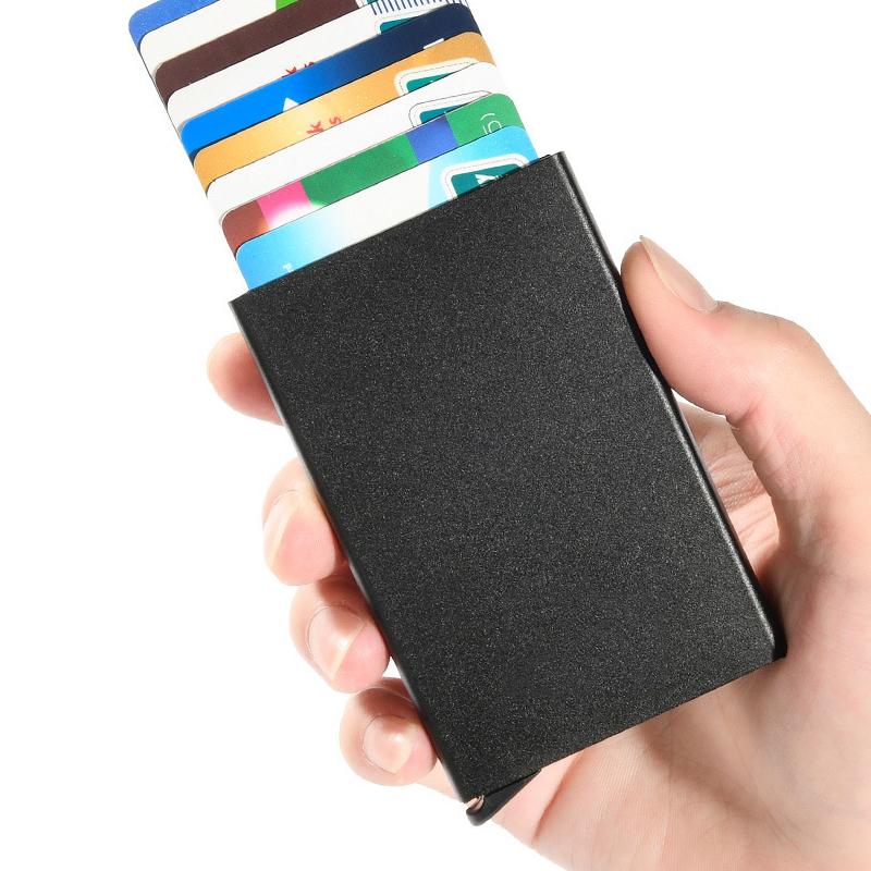 Stilren RFID-blockerande plånbok i aluminiumlegering, kompakt design, skyddar kort mot stöld. Finns i flera färger.