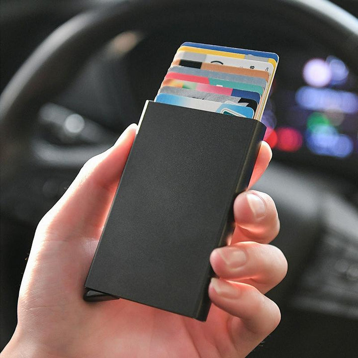 Stilren RFID-blockerande plånbok i aluminiumlegering, kompakt design, skyddar kort mot stöld. Finns i flera färger.