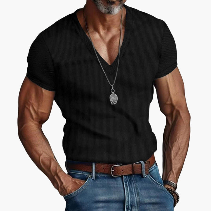 Bekväm ribbad herr-t-shirt med V-ringning. Mjukt tyg och korta ärmar, idealisk för sommar och vardag.