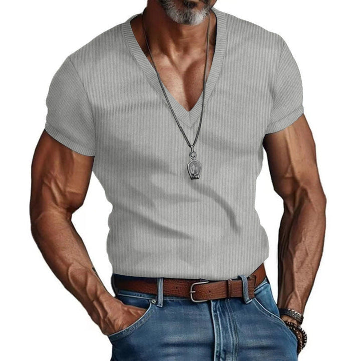 Ribbad herr-t-shirt med V-ringning, stilren och bekväm. Ett perfekt basplagg för sommarens herrmode.
