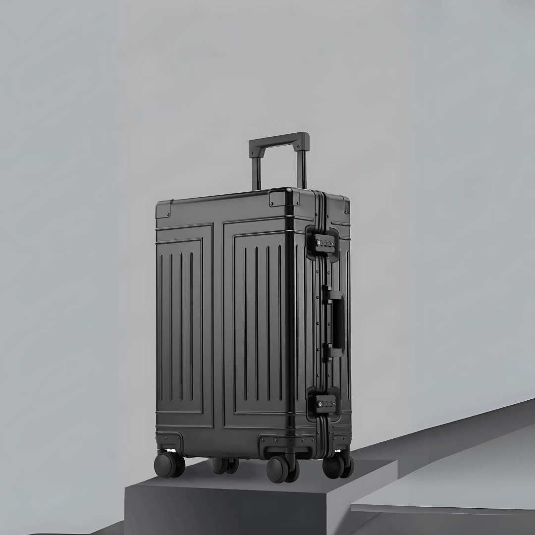 Närbild på elegant TSA-lås på robust silverfärgad unisex resväska. Säkerhet & stil.
