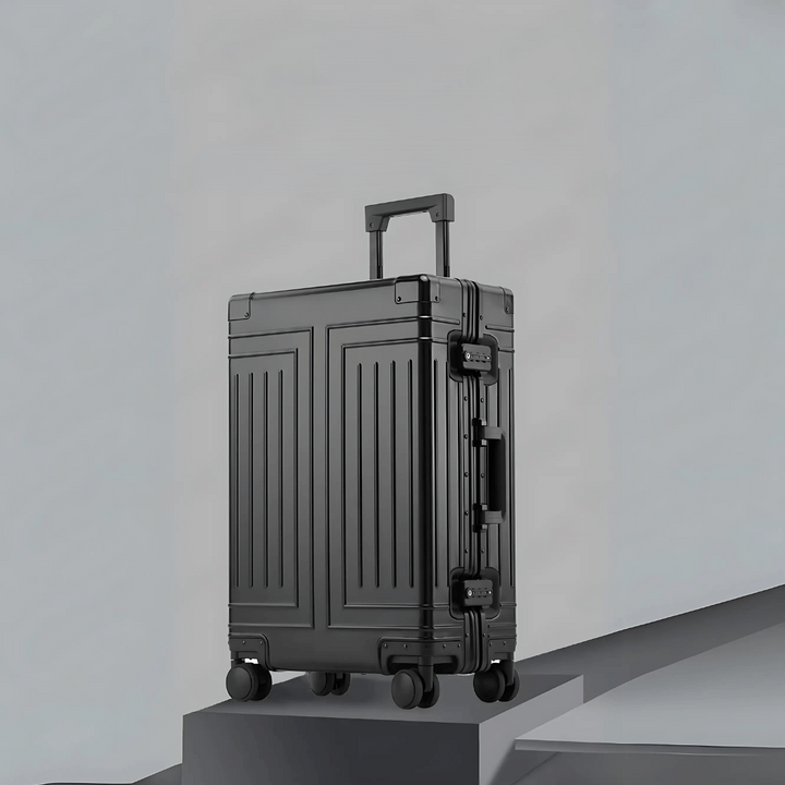 Närbild på elegant TSA-lås på robust silverfärgad unisex resväska. Säkerhet & stil.