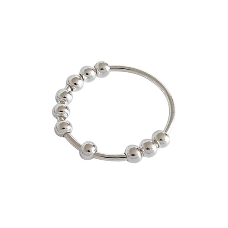 "Stilren Spinner Fidget Ring i silver för stresslindring, med roterande pärlor. Perfekt accessoar för både män och kvinnor."