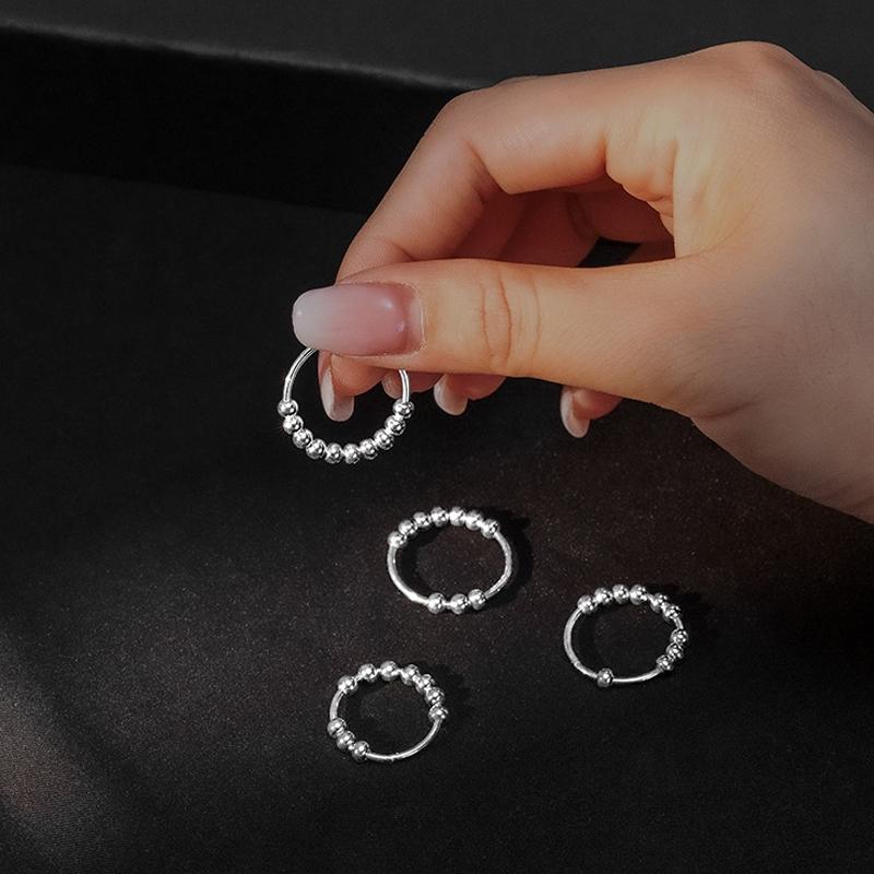 "Stilren Spinner Fidget Ring i silver för stresslindring, med roterande pärlor. Perfekt accessoar för både män och kvinnor."