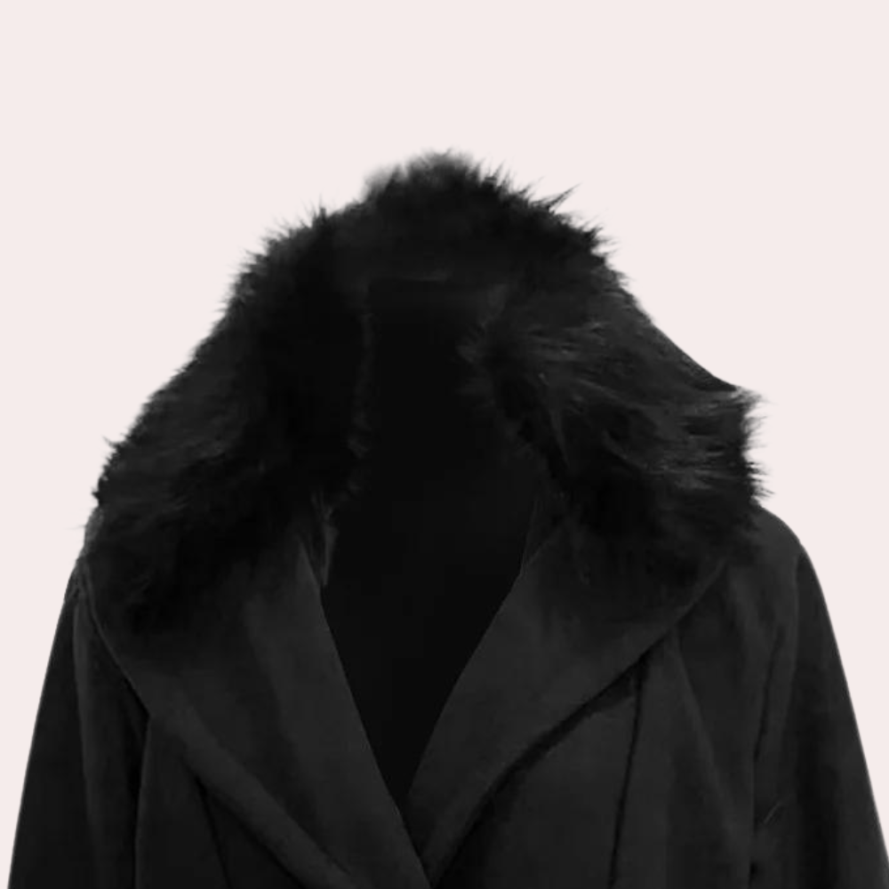 Man bär bekväm svart herr vinterjacka, en stilren peacoat. Varmt ytterplagg för höstmode och herrmode.