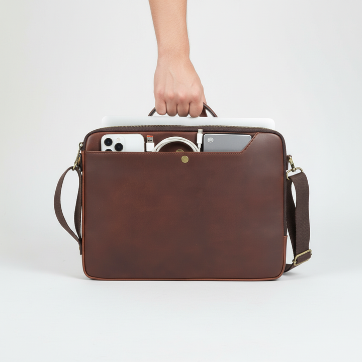 Elegant läder laptopväska för MacBook, jobb & skola. Unisex design, axelremsväska med praktisk mobilförvaring.