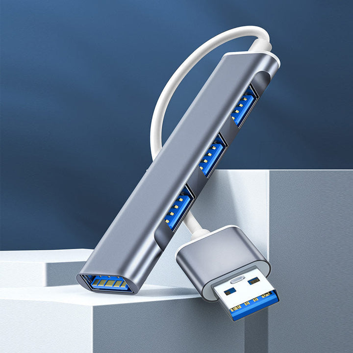 "Stilren USB Typ C HUB i silver med 4 portar för snabb anslutning och höghastighetsöverföring, kompakt och användarvänlig."