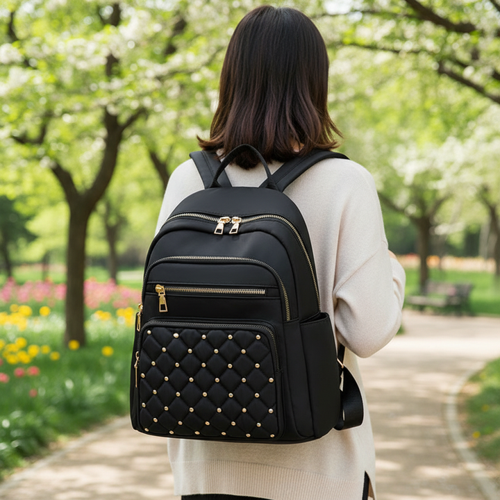 Stilren vattentät unisex ryggsäck i nylon, rymlig för vardagsbruk, resor & skola. Inkluderar laptopfack.