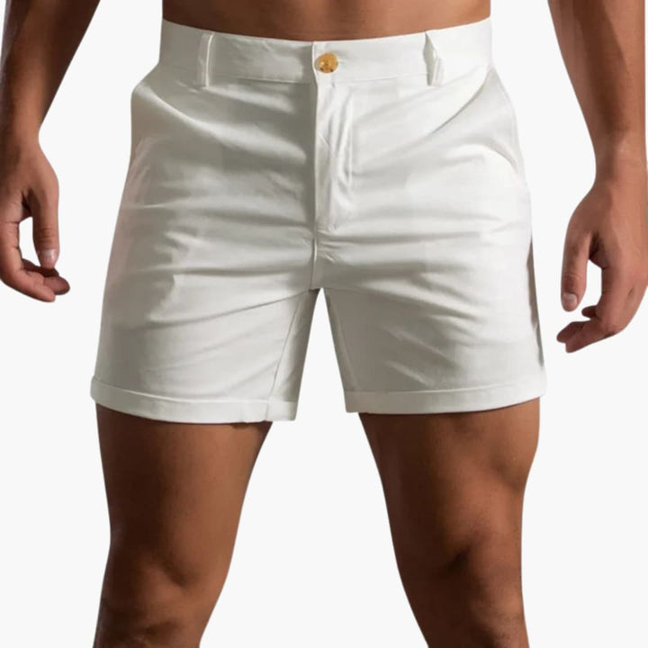 Stilrena herrshorts i khaki, klassisk passform för sommar och fritid. Bekväma vardagsshorts i enfärgad design.