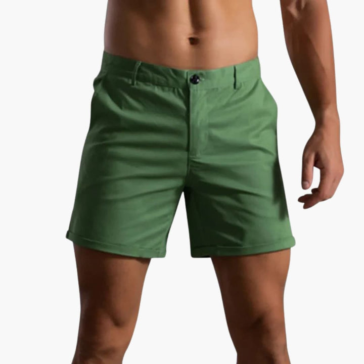 Bekväma vita herrshorts, enfärgade sommarshorts med klassisk passform. Stilrena vardagsshorts för herrkläder.