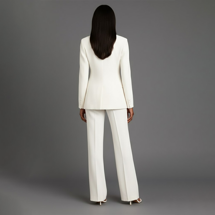 Klassisk damkavaj från kostymset. Perfekt för business casual eller formella möten. Mångsidigt plagg.