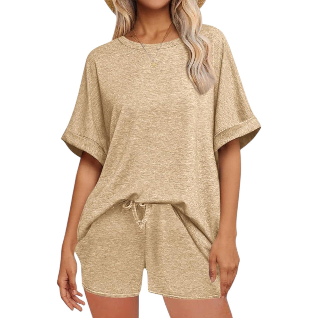 Stilrent tvådelat damset med fladdermusärmad topp och shorts med dragsko, perfekt för ledig vardagskomfort.