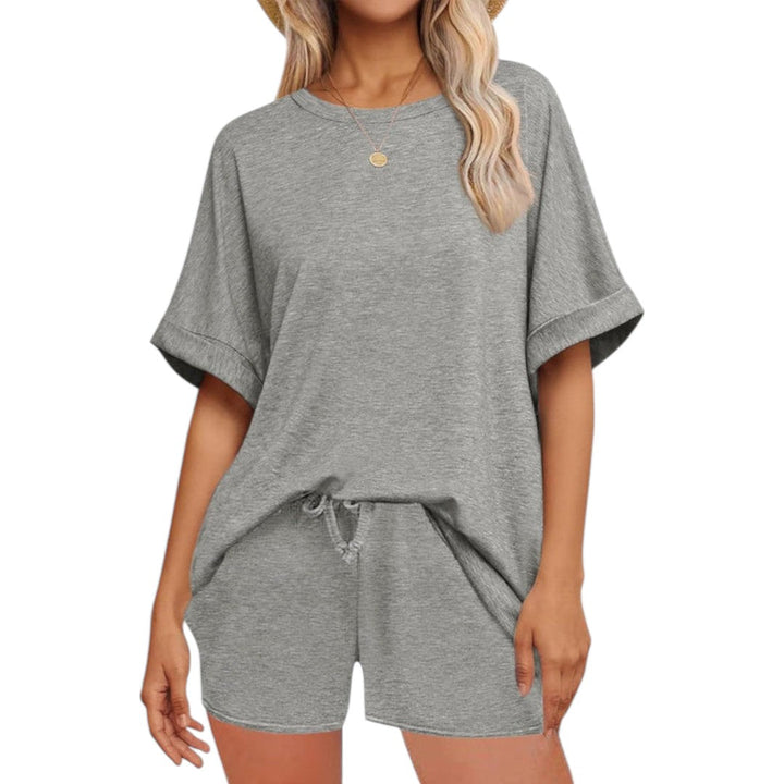 Elegant tvådelat damset med unika fladdermusärmar och praktiska shorts med dragsko, idealiskt för vardagsplagg.