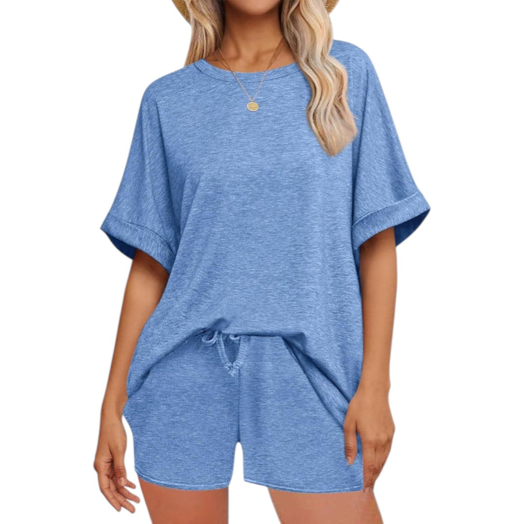 Färgglatt damset med fladdermusärmad överdel och shorts med dragsko, designat för maximal komfort och stil.