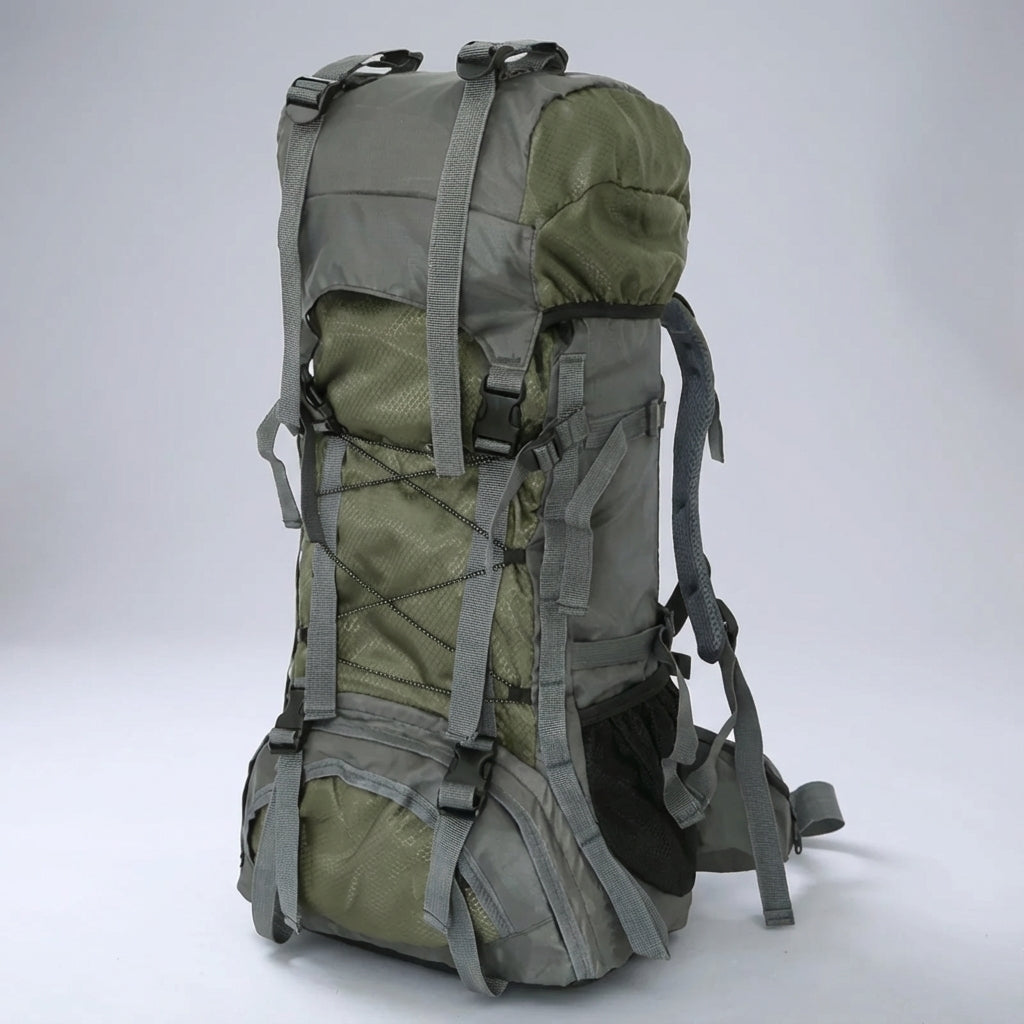 Ryggsäck 60 liter för trekking, visar de ventilerade axelremmarna och höftbältet för komfort.