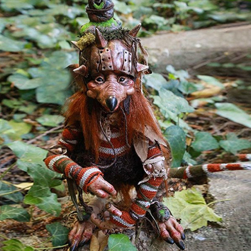 Detaljrik trädgårdsgoblin placerad bland grönska utomhus