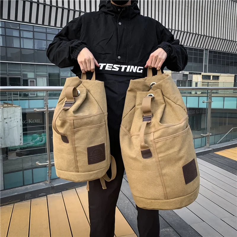 Stor unisex canvasryggsäck för resor, vandring & äventyr. Rymlig & robust design, perfekt för packning.