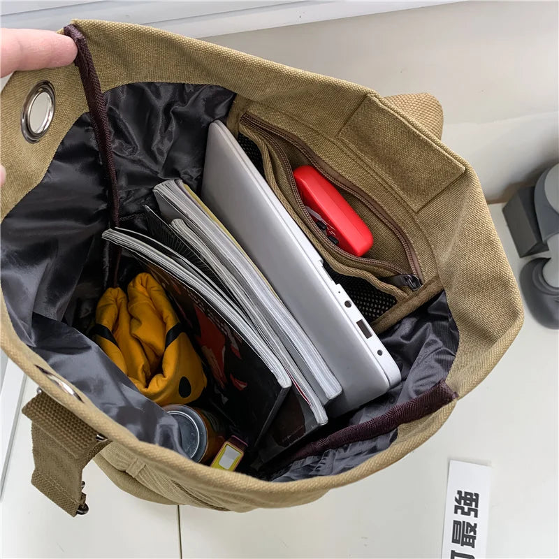 Grön canvasryggsäck TrekMate med läderdetaljer. Stilren design för både stad & vildmark, unisex.