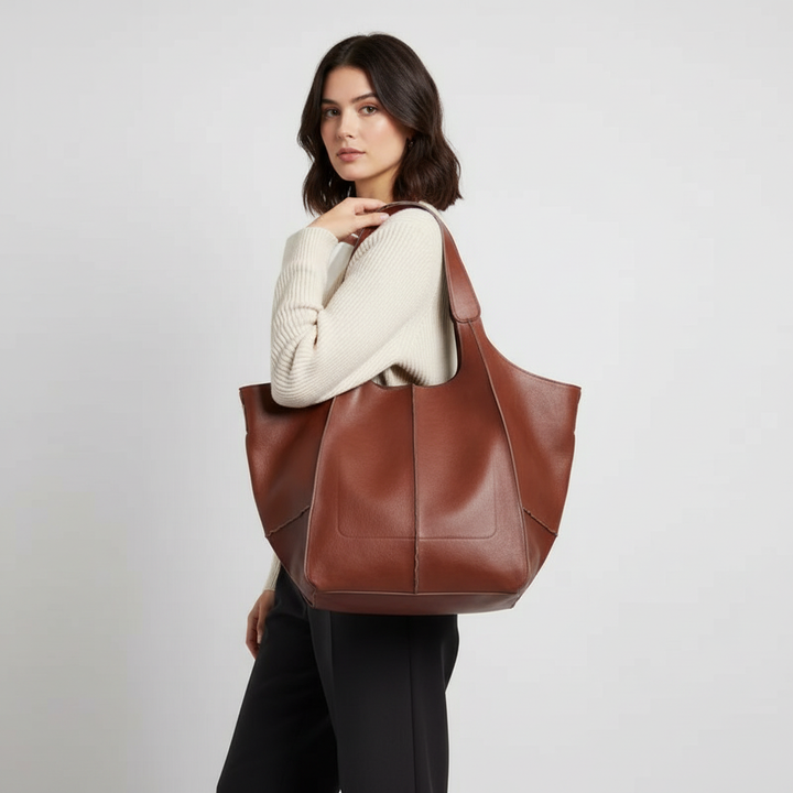 Kvinna bär stor vegansk FlexiCarry axelväska. Idealisk som shoppingväska och stilren accessoar.