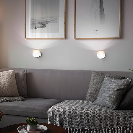 Mångsidig trådlös lampa för hemmet placerad på en byrå i hallen