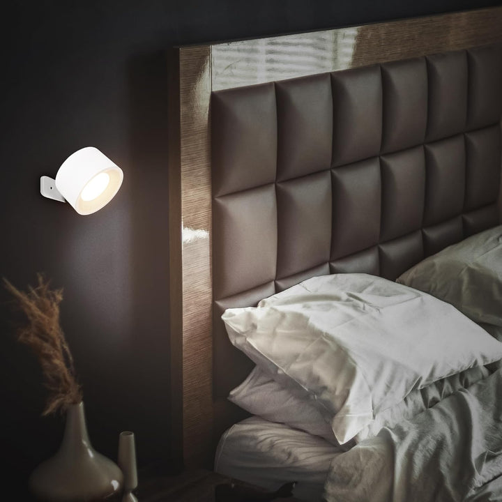 Vägglampa med LED-teknik monterad i en mörk hall för effektiv belysning
