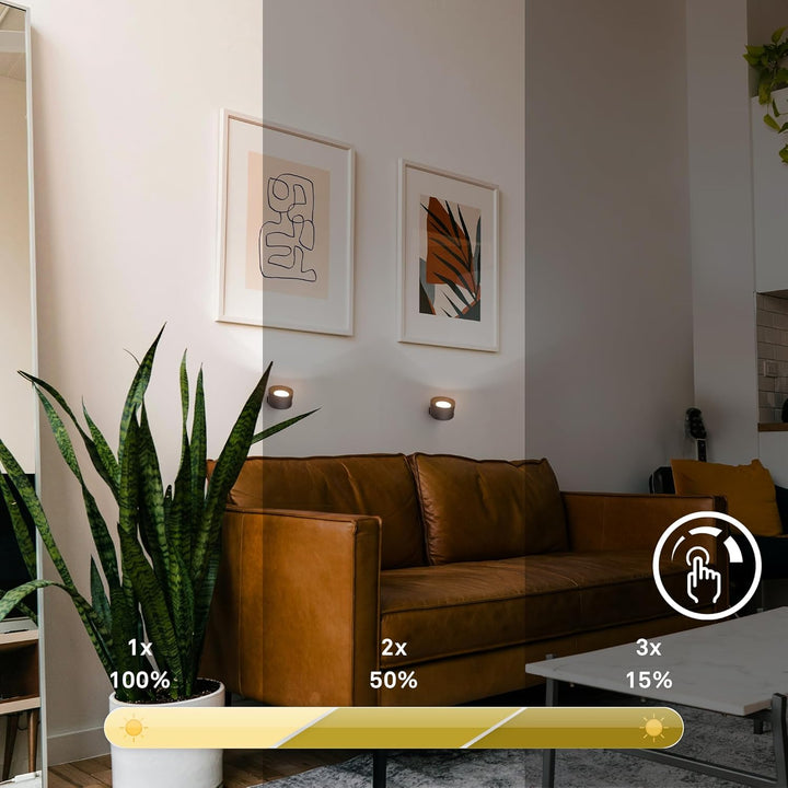 Modern LED-strålkastare med USB-c-laddning placerad i ett stilrent vardagsrum