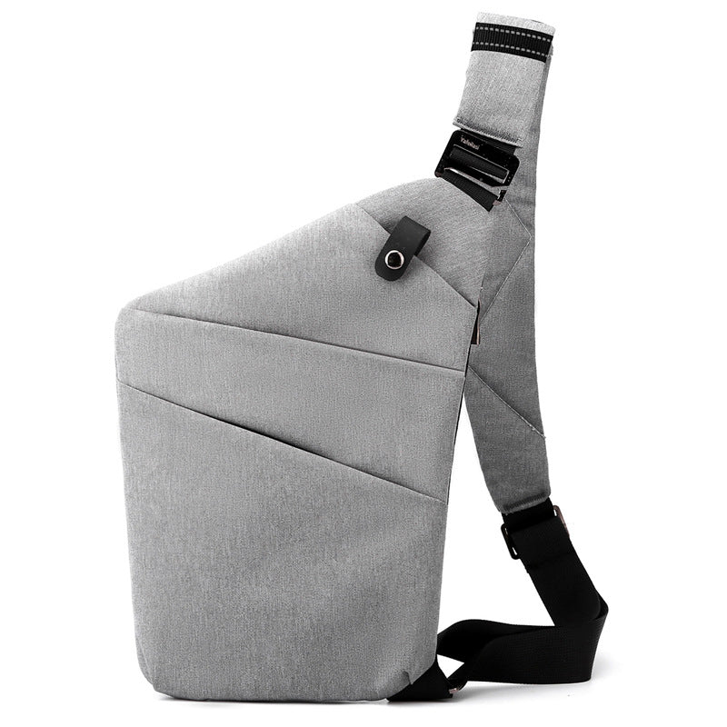 Ljusgrå stöldskyddande crossbody-väska framifrån