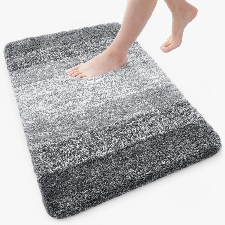 Detaljbild på den superabsorberande ytan hos badrumsmattan