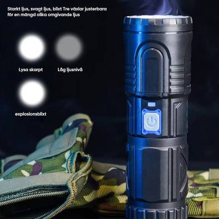 Super stark ficklampa med zoom, vattentät och 3000 lumen. Kompakt design, grå färg, perfekt för utomhusäventyr.