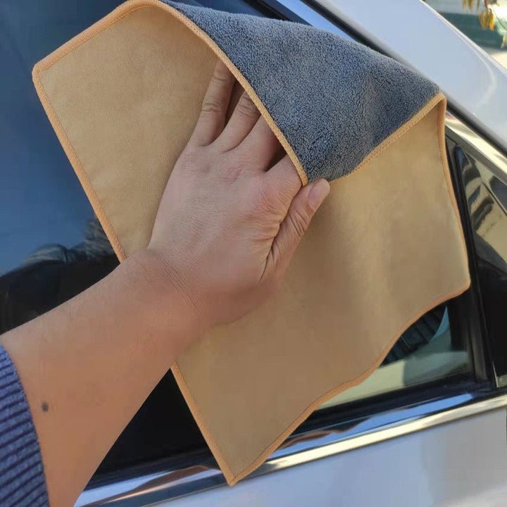 "Superabsorberande biltorkhandduk i mocka och mikrofiber i färgerna kaffe, grå, beige och röd, storlek 30x30 cm."