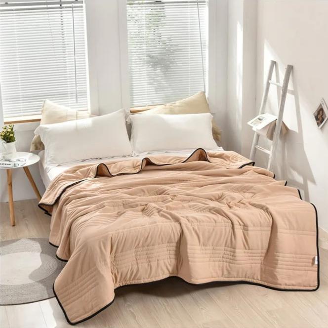 Närbild på mjuk hemtextil med svalkande egenskaper och fin textur