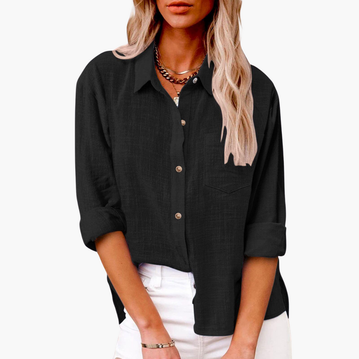 Sval och stilren damblus med knappslå, perfekt för sommar. Elegant kortärmad vardagsblus för kvinnor.