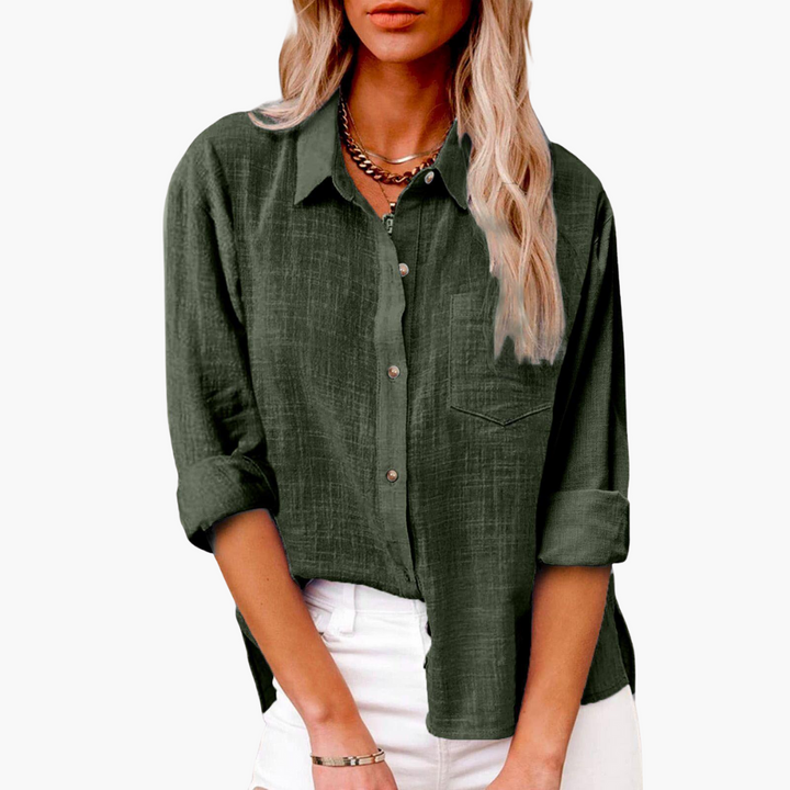 Enkel men elegant damblus med knappslå. Kortärmad sommarblus som lyfter din sommarstil, bekväm.